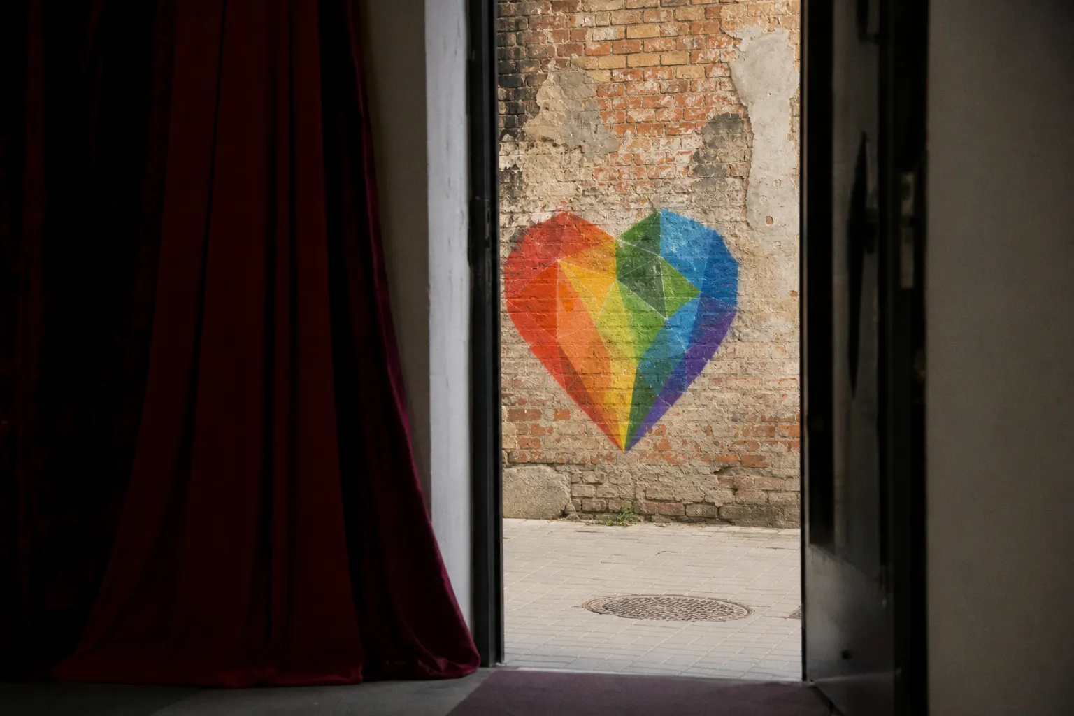 Sztuka queer: wystawa w galerii czy uliczny performance?